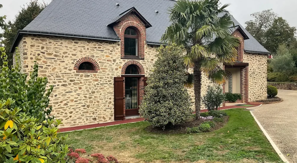 Rénovation énergétique et ravalement de façade en fausse pierre : le combo gagnant pour isoler et embellir ?